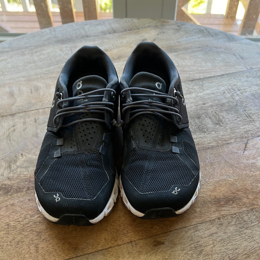 On Cloud 5. Women’s 6.5 black running shoes.